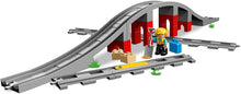 Carica l&#39;immagine nel visualizzatore di Gallery, LEGO DUPLO TOWN , PONTE E BINARI FERROVIARI ,SET DI COSTRUZIONE PER BAMBINI DAI 2 -5 ANNI ,COD 10872
