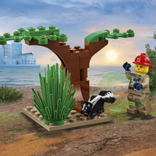 Carica l&#39;immagine nel visualizzatore di Gallery, LEGO CITY - AEREO ANTINCENDIO ,SET CON AEREOPLANO ,BUGGY E 3 MINIFIGURE DEI VIGILI DEL FUOCO,PUZZOLA E ALBERI DA COSTRUIRE ,60217
