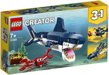 Carica l&#39;immagine nel visualizzatore di Gallery, LEGO CREATOR CREATURE DEGLI ABISSI: SQUALO, GRANCHIO E CALAMARO O RANA PESCATRICE, SET DA COSTRUZIONE 3 in 1 , 7+, 31088

